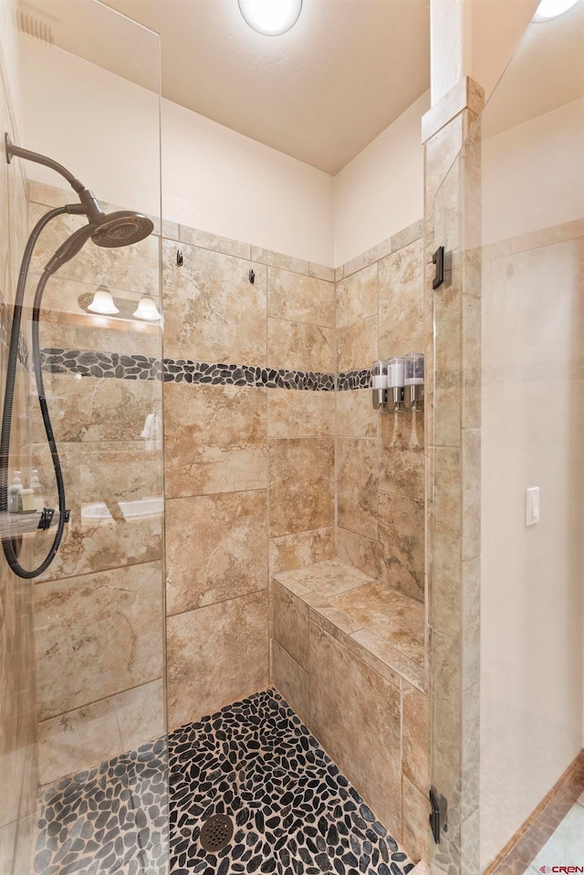 bathroom featuring a tile shower