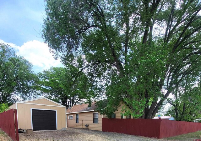 view of front of property featuring an outdoor structure