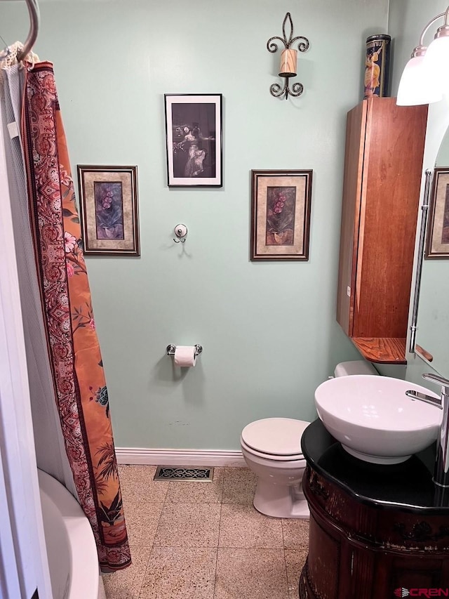 full bathroom featuring a tub to relax in, a shower with shower curtain, toilet, vanity, and baseboards