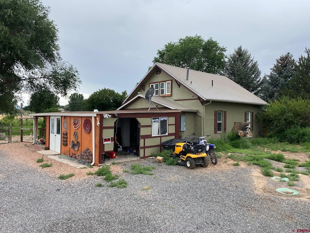 view of front of house featuring an outdoor structure