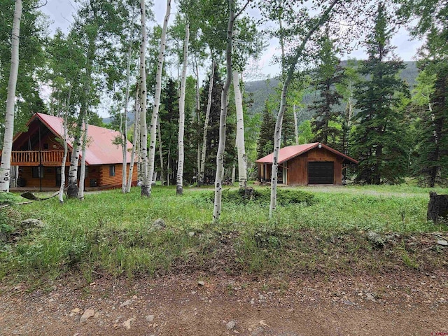 view of yard featuring an outdoor structure