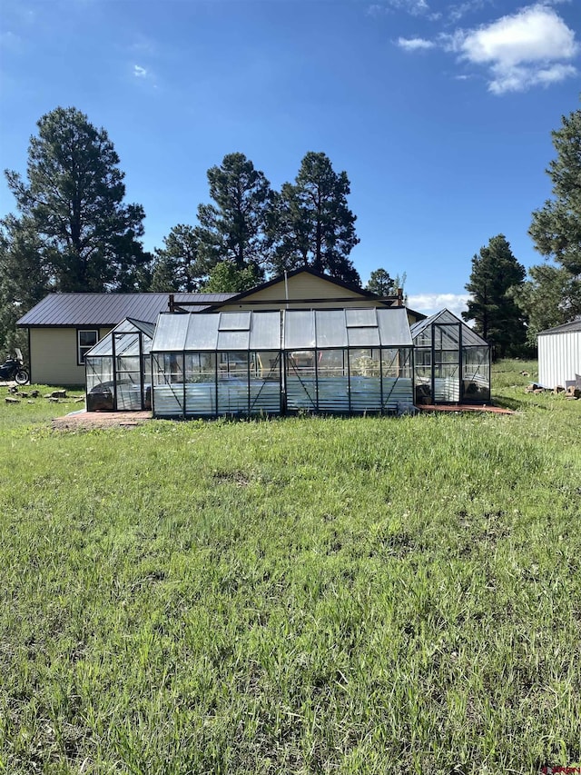 view of yard featuring an outbuilding