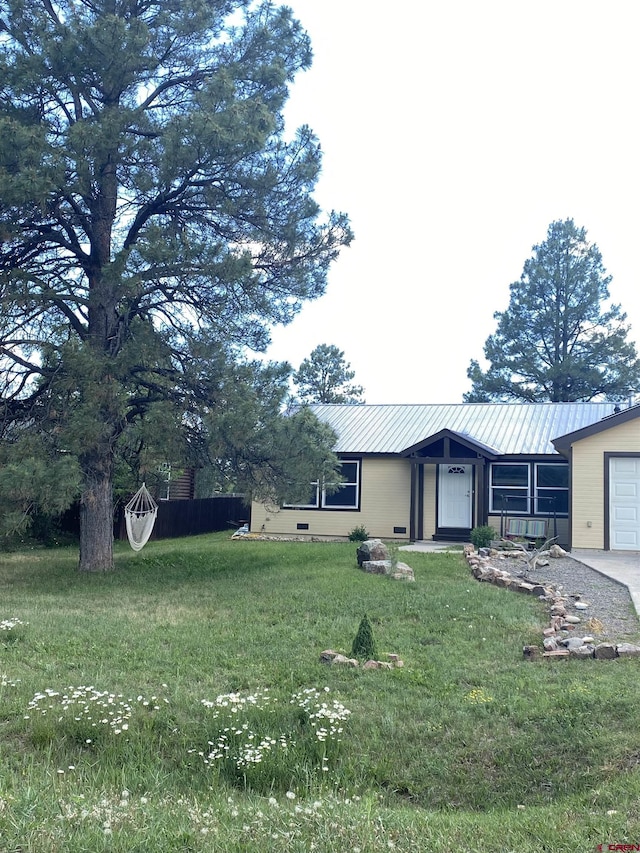 view of front of house featuring a front lawn