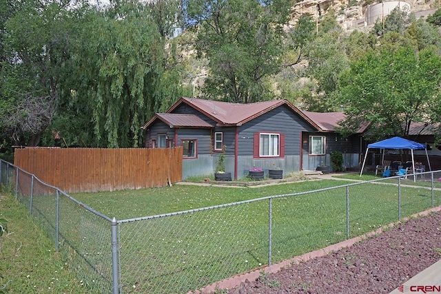 view of front facade with a front yard