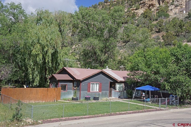 view of front facade with a front yard