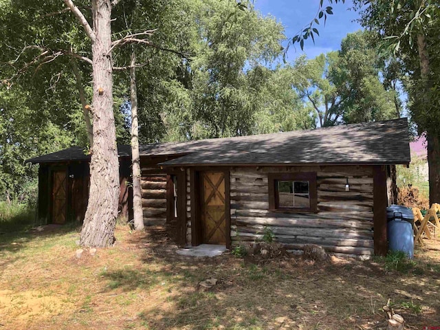 back of house featuring an outdoor structure