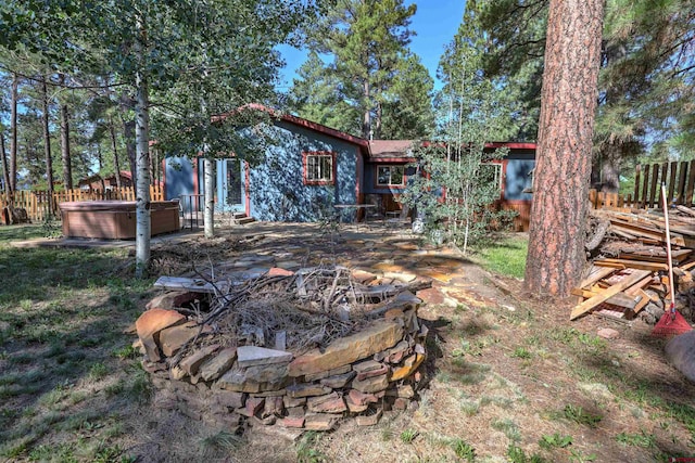 view of yard featuring a hot tub