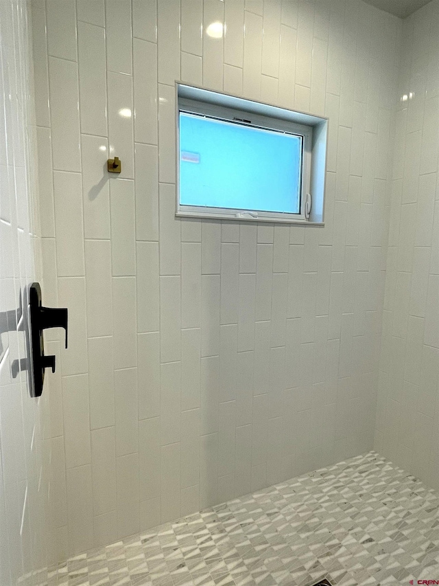 full bathroom featuring tiled shower
