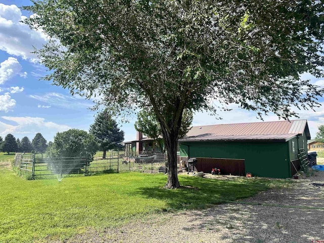 view of yard featuring a rural view