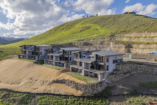 bird's eye view with a mountain view