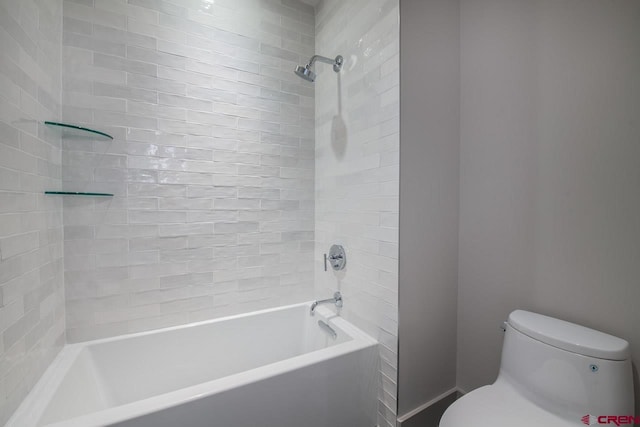 bathroom with tiled shower / bath and toilet