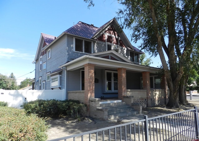 view of front of house featuring a porch