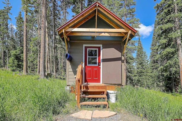 view of front of home with an outdoor structure