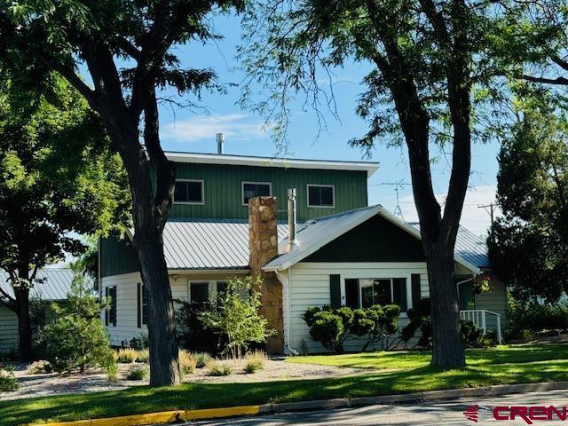 view of front of property featuring a front yard