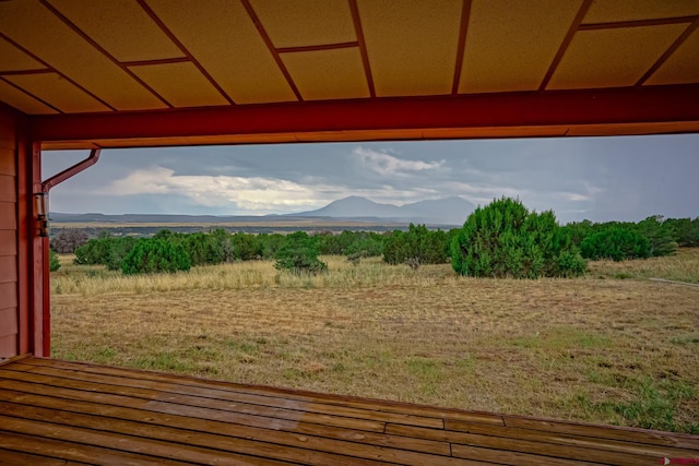 view of yard featuring a mountain view