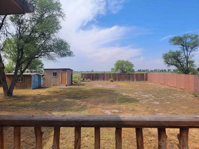 view of yard with a storage unit