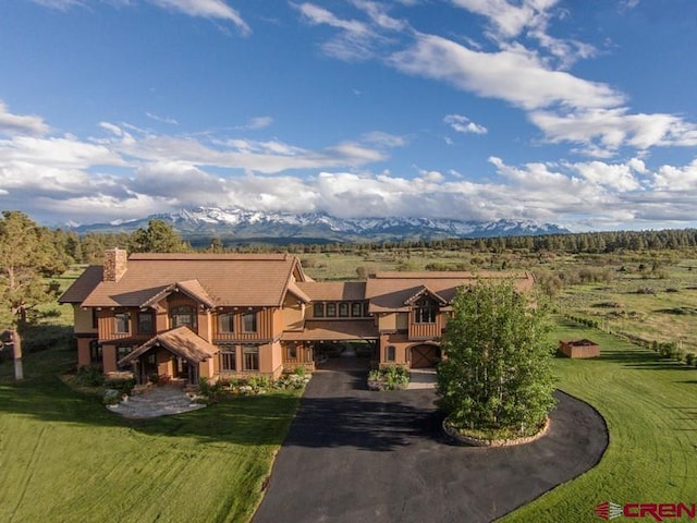 view of front of property featuring a mountain view and a front yard