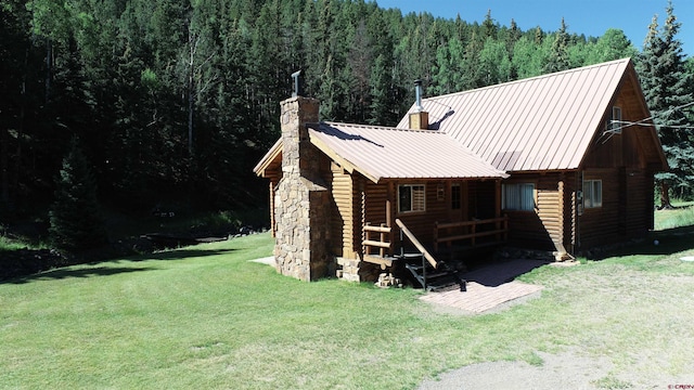 log-style house featuring a front yard