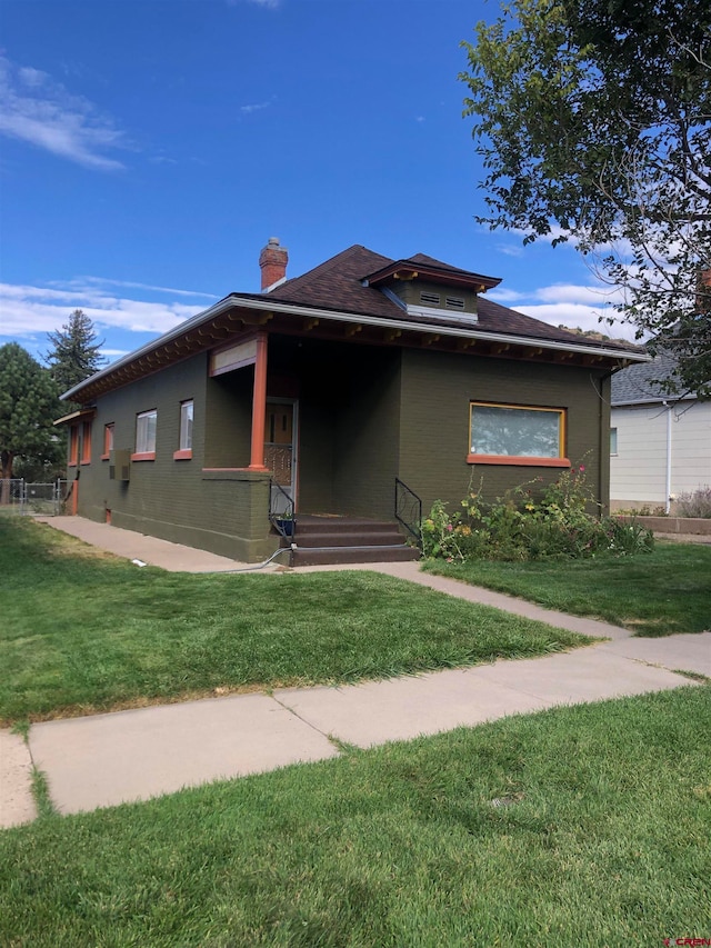 view of front of house with a front lawn