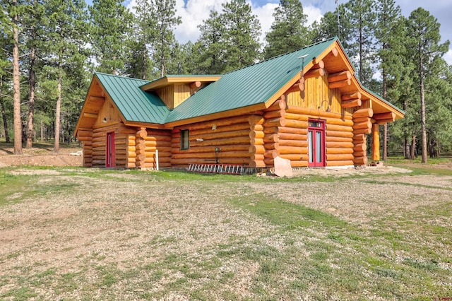 view of front of property featuring a front yard