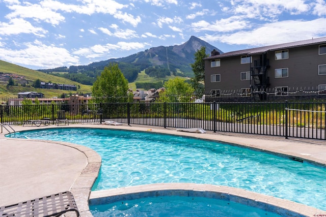 view of pool featuring a mountain view