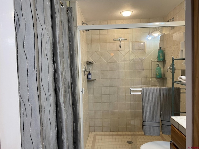 bathroom with a shower with shower curtain and vanity