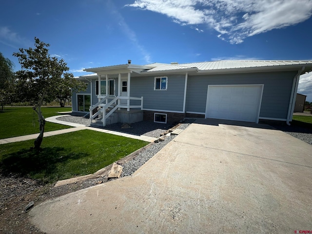 view of front of home featuring a front lawn and a garage