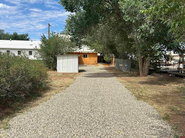 view of yard featuring an outbuilding