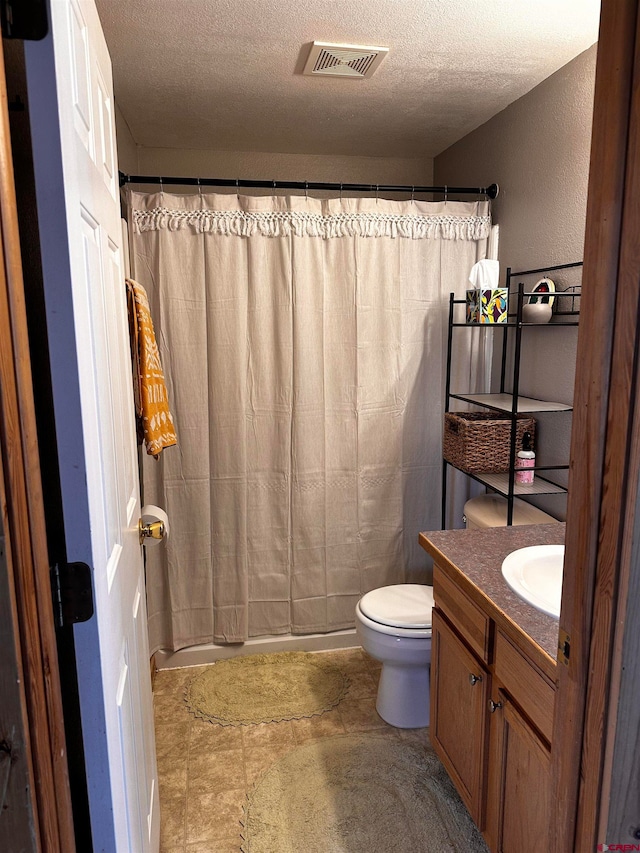 bathroom featuring a textured ceiling, vanity, toilet, and a shower with shower curtain