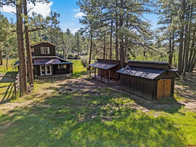 view of yard with an outdoor structure