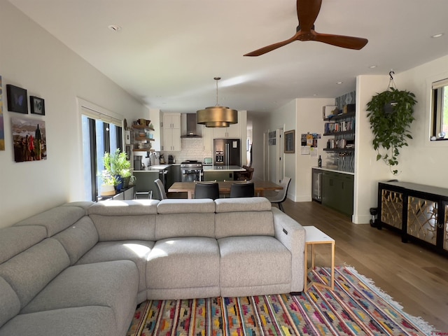 living room featuring recessed lighting, baseboards, dark wood-style floors, and a ceiling fan