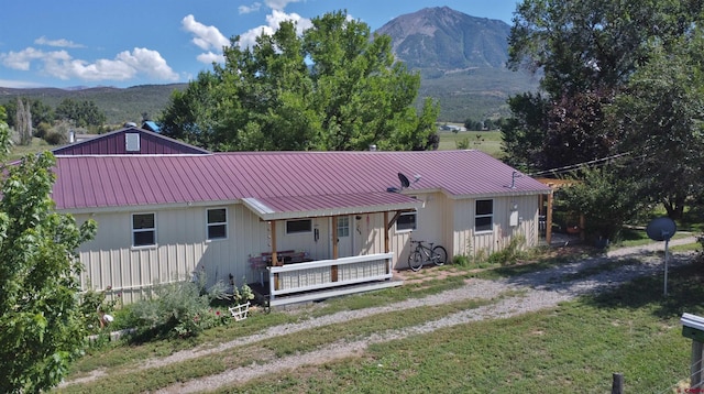 view of front of property with a front lawn and a mountain view