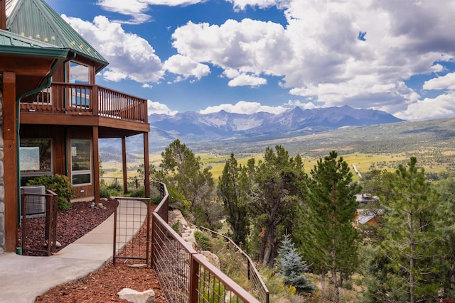 view of yard featuring a mountain view