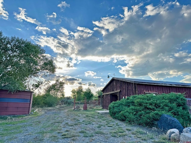 view of yard featuring an outbuilding