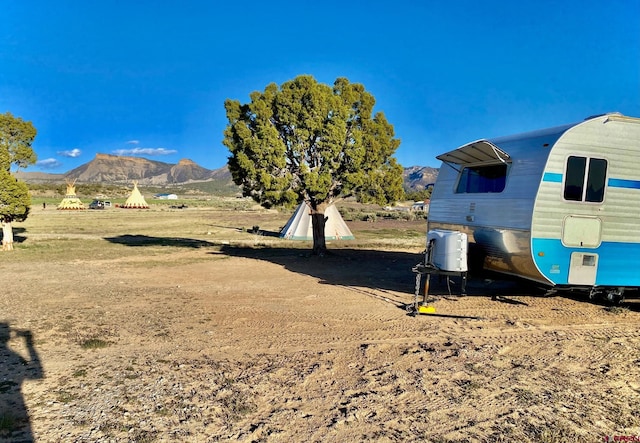 view of yard featuring a mountain view