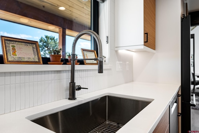 room details featuring tasteful backsplash and sink