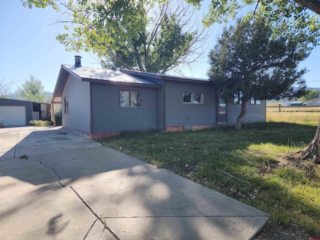 view of front of house featuring a garage and a front lawn