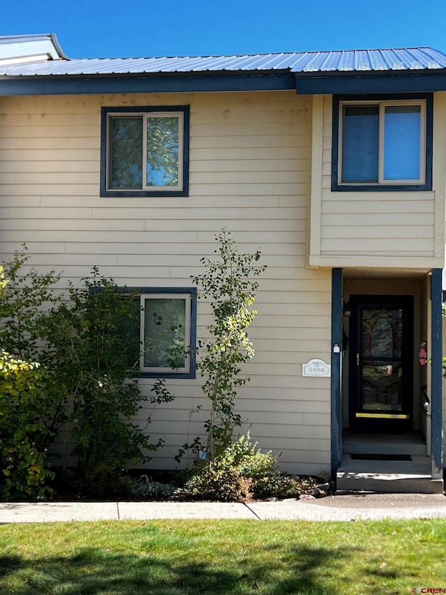 view of front of property featuring a front lawn