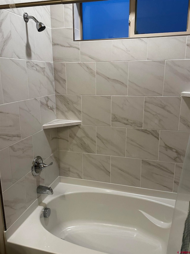 bathroom with tiled shower / bath combo