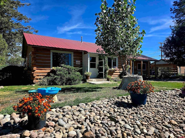 view of front of property featuring a front lawn