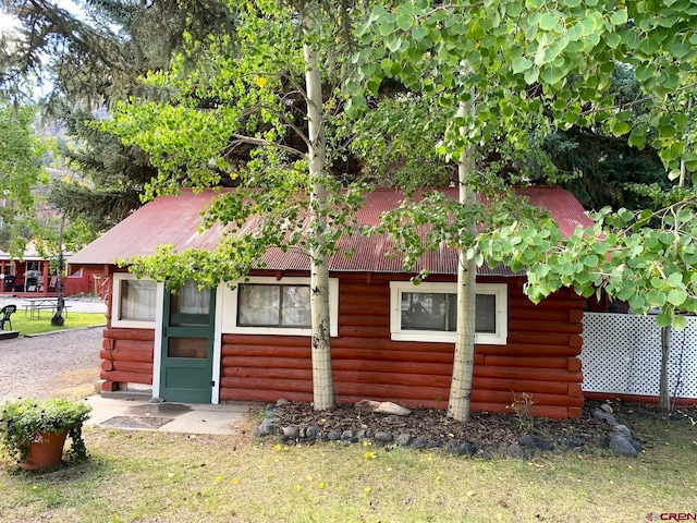 view of side of property featuring a lawn