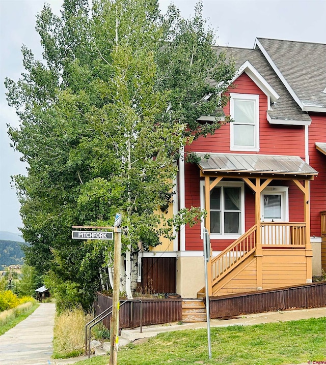 view of front of home with a front lawn and a porch