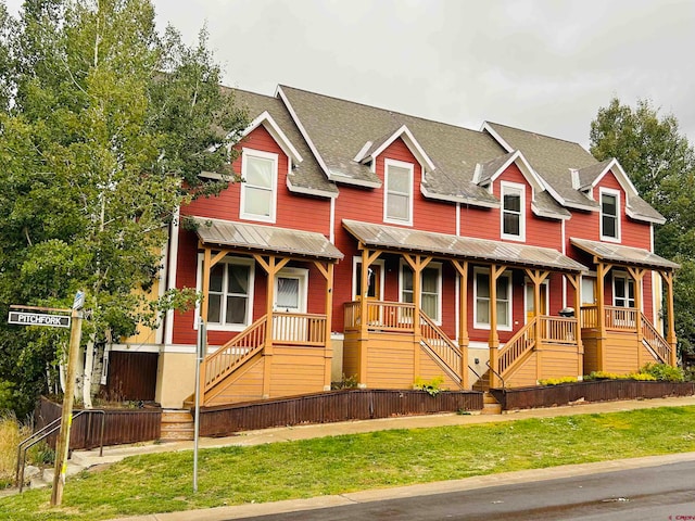 view of front facade featuring a front lawn and a porch