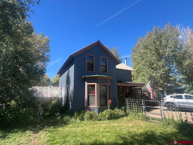 view of front of house with a front lawn