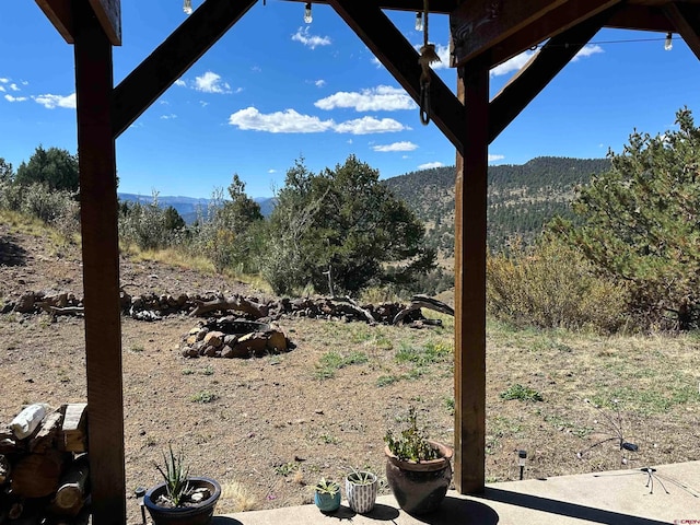 view of yard featuring a mountain view