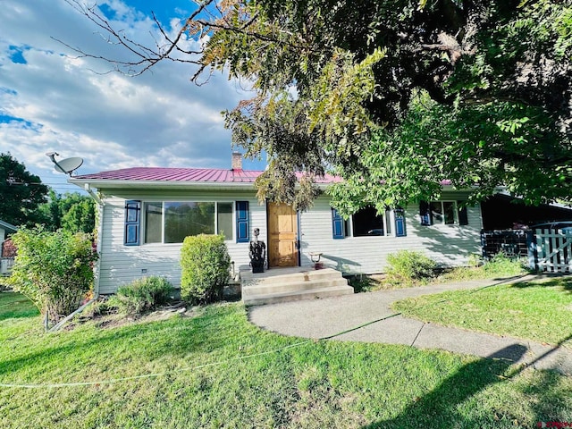 view of front facade with a front yard