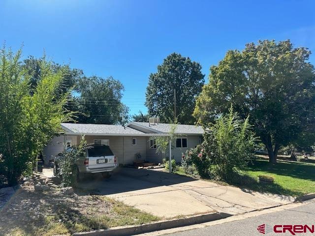 ranch-style house with a front yard