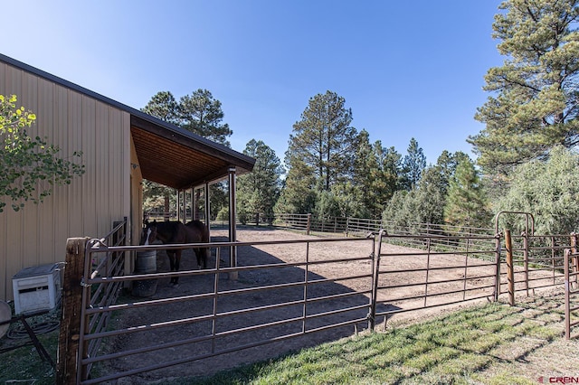 view of yard featuring an outdoor structure