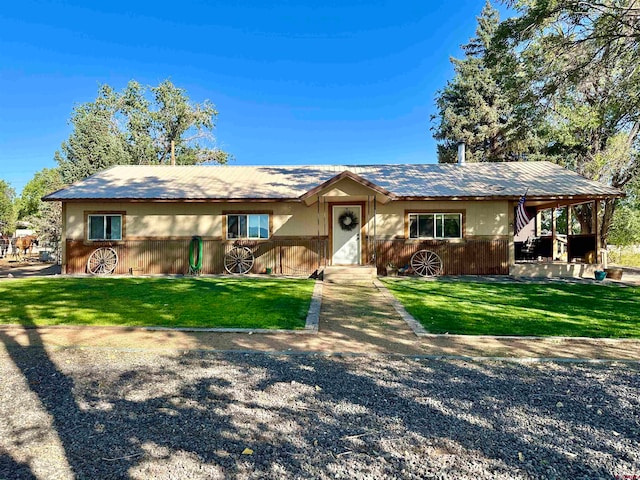 ranch-style home featuring a front lawn