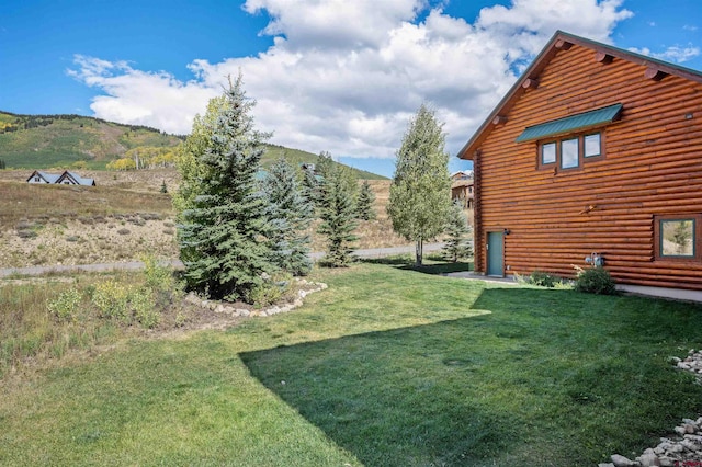 view of yard with a mountain view